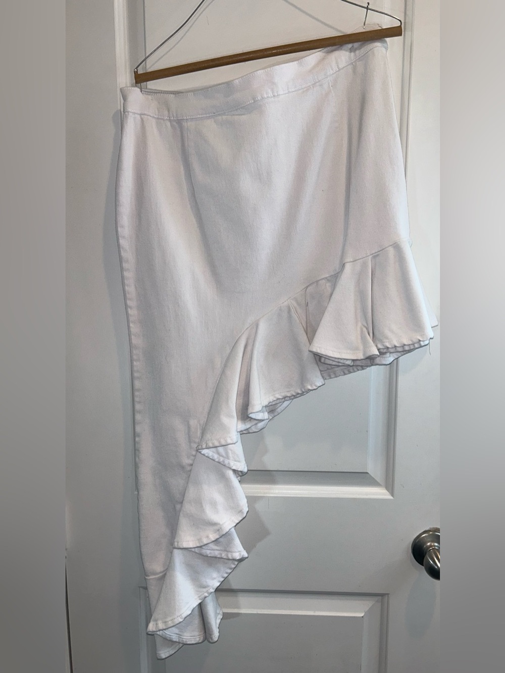 VENUS White Asymmetrical Ruffle Skirt